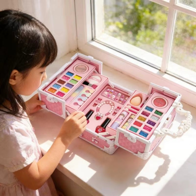 Mega Maleta de Maquiagem Infantil — detalhe dos itens de maquiagem