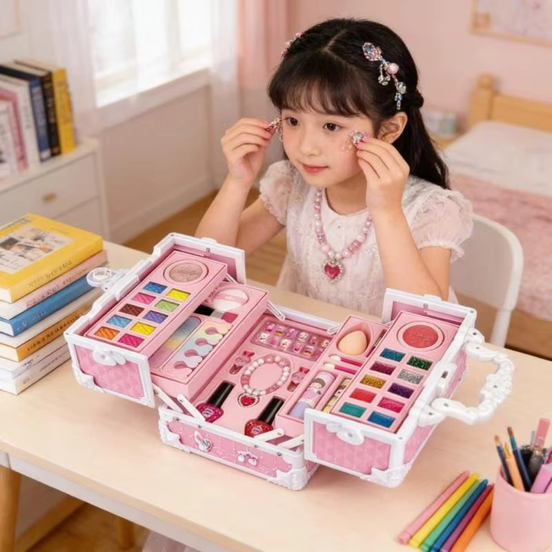 Mega Maleta de Maquiagem Infantil — criança usando os produtos